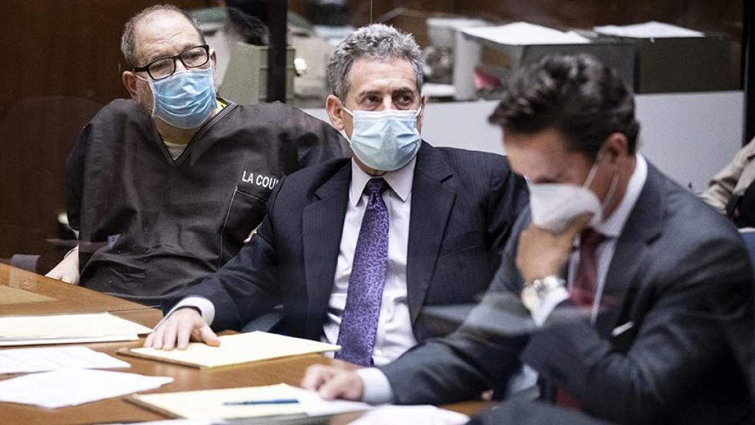 Харви Вайнштейн (слева) и его адвокаты Марк Верксман (в центре) и Алан Джексон (справа) слушают в суде во время досудебного слушания по делу Вайнштейна, который был экстрадирован из Нью-Йорка в Лос-Анджелес для предъявления обвинений в сексуальных преступлениях, Лос-Анджелес, Калифорния, США, 29 июля 2021 года