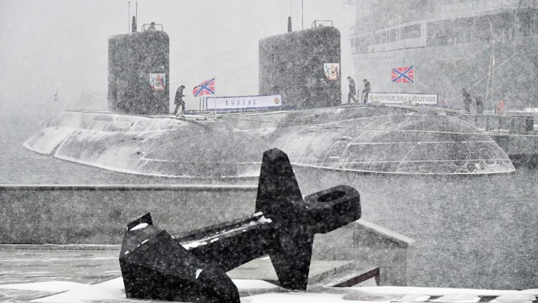 Подводные лодки проекта 636.3 «Петропавловск-Камчатский» и «Волхов» из состава отряда кораблей Тихоокеанского флота (ТОФ) на 33-м причале Приморской флотилии разнородных сил