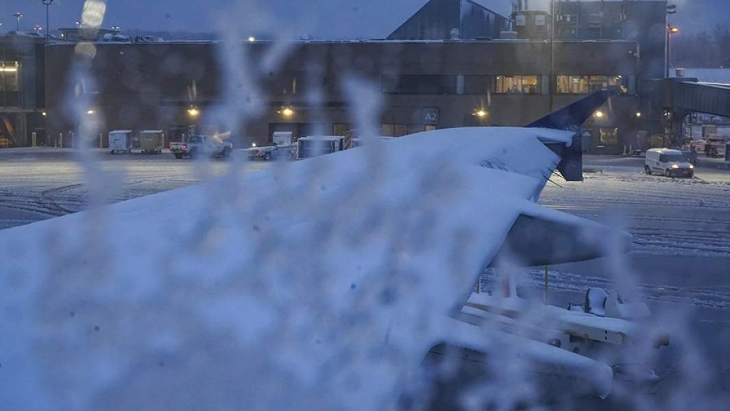 Крыло самолета из иллюминатора