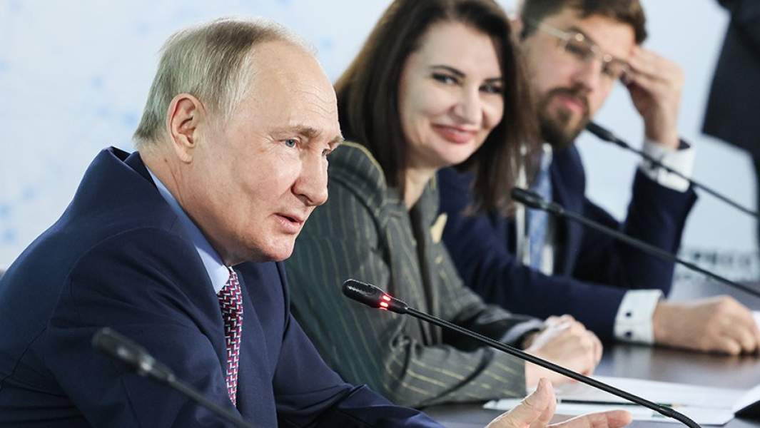 Президент РФ Владимир Путин во время встречи с молодыми учеными на II Конгрессе молодых ученых в парке науки и искусства «Сириус»