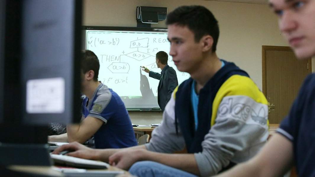 Студенты во время занятия