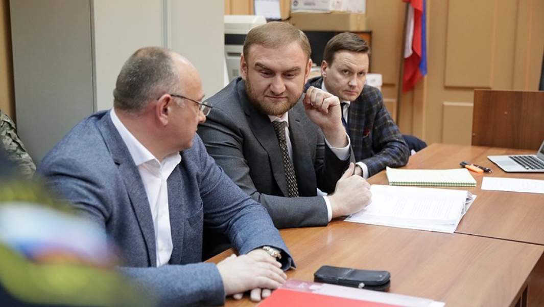 Рауф Арашуков, задержанный в зале заседаний Совета Федерации по подозрению в участии в преступной группировке, убийстве двух человек и давлении на свидетеля, в Басманном суде на заседании по избранию ему меры пресечения. 2019 год