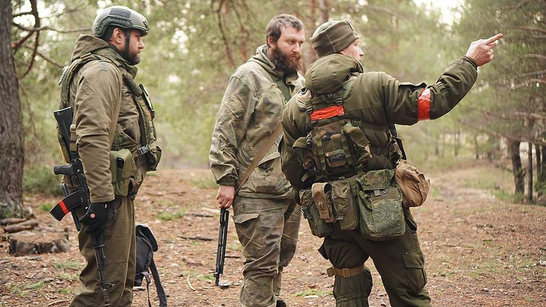 Бойцы группы БПЛА выбирают место для пуска квадрокоптера