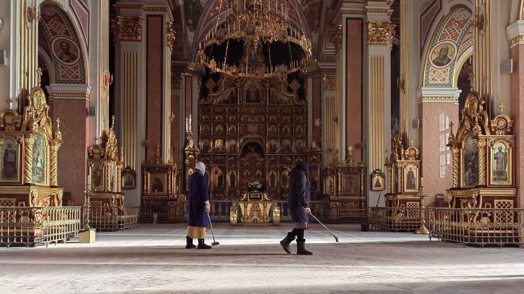 Наведение порядка в храме после обстрела