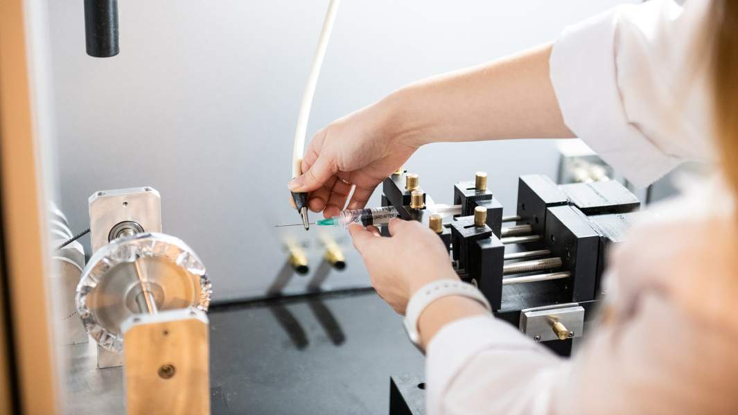 Подключение провода, по которому будет подводиться напряжение к иголке шприца