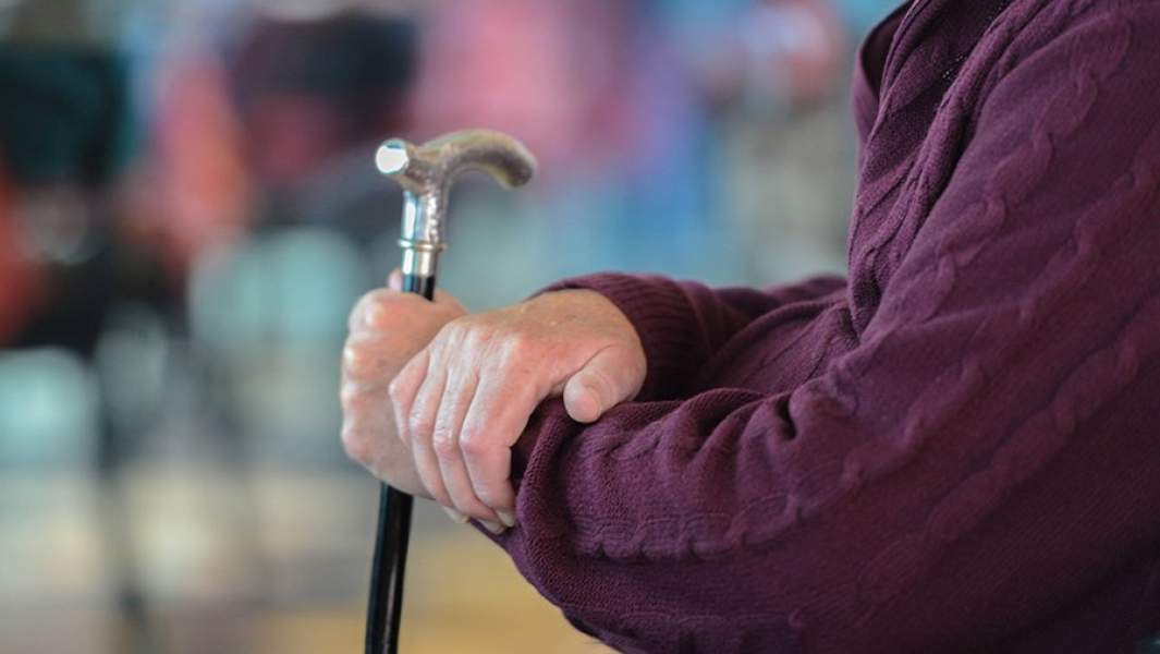 Пожилая женщина