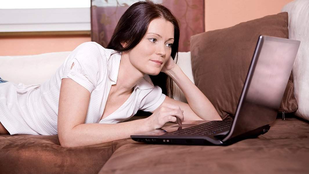 Девушка лежит на диване