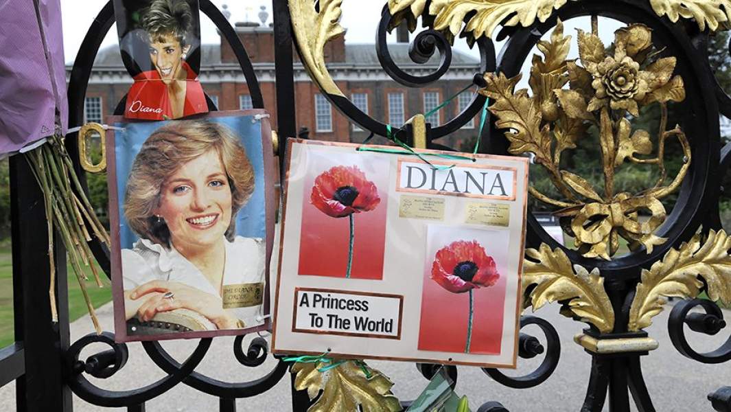 Портрет принцессы Дианы на воротах Кенсингтонского дворца в годовщину ее гибели. 2018 год