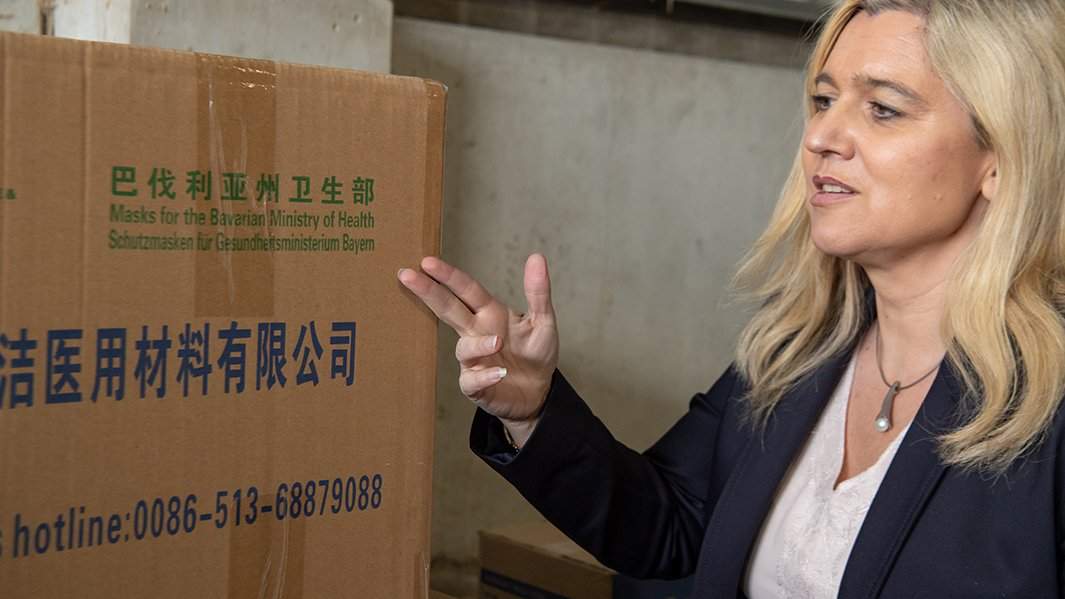 девушка читает по-китайски