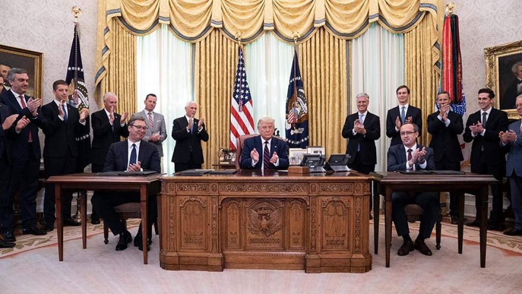 Церемония подписания соглашения с президентом Сербии Александром Вучичем и премьер-министром Косово Авдуллой Хоти в Овальном кабинете Белого дома