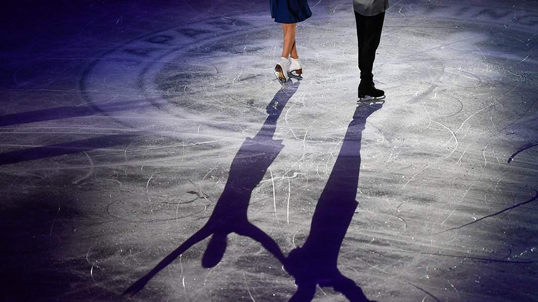 Фигуристы на льду