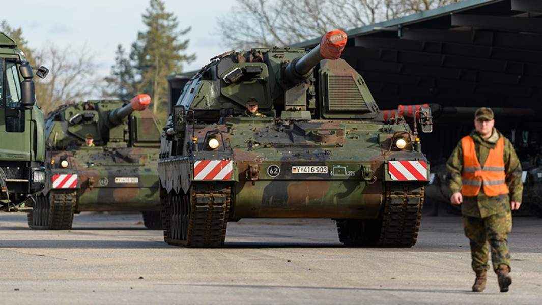 Самоходные орудия Panzerhaubitze 2000 бундесвера во время учений