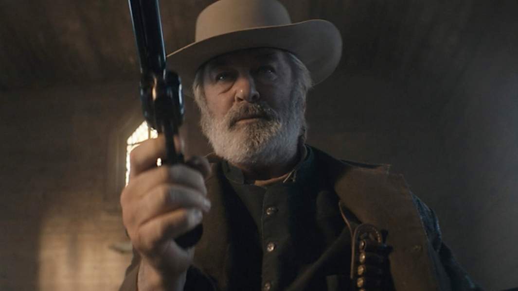 Алек Болдуин на съемочной площадке вестерна «Ржавчина»