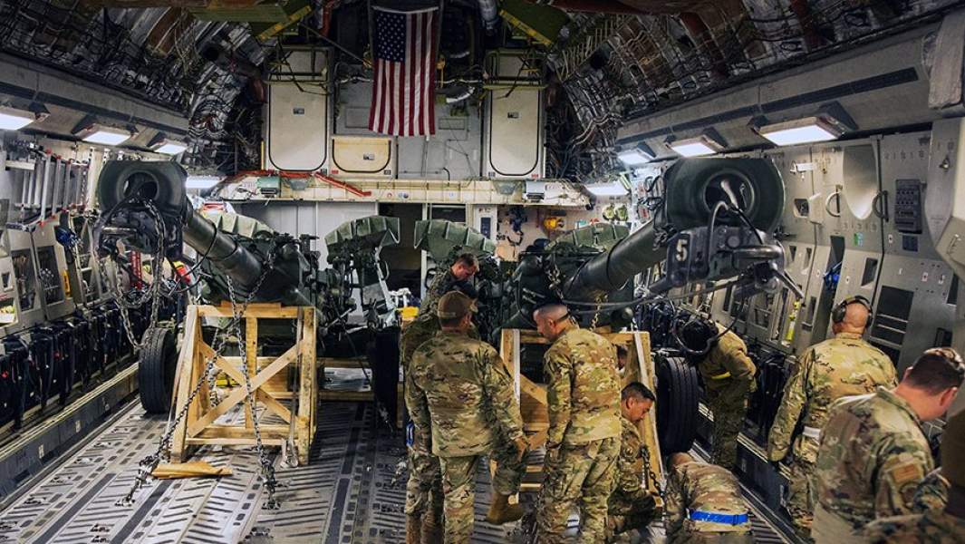 Американские солдаты готовят гаубицы M777 к отправке на Украину