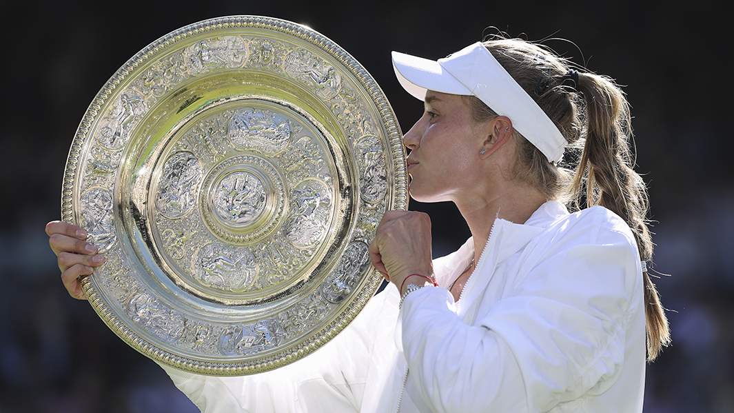 Теннисистка Елена Рыбакина с Кубком Уимблдона