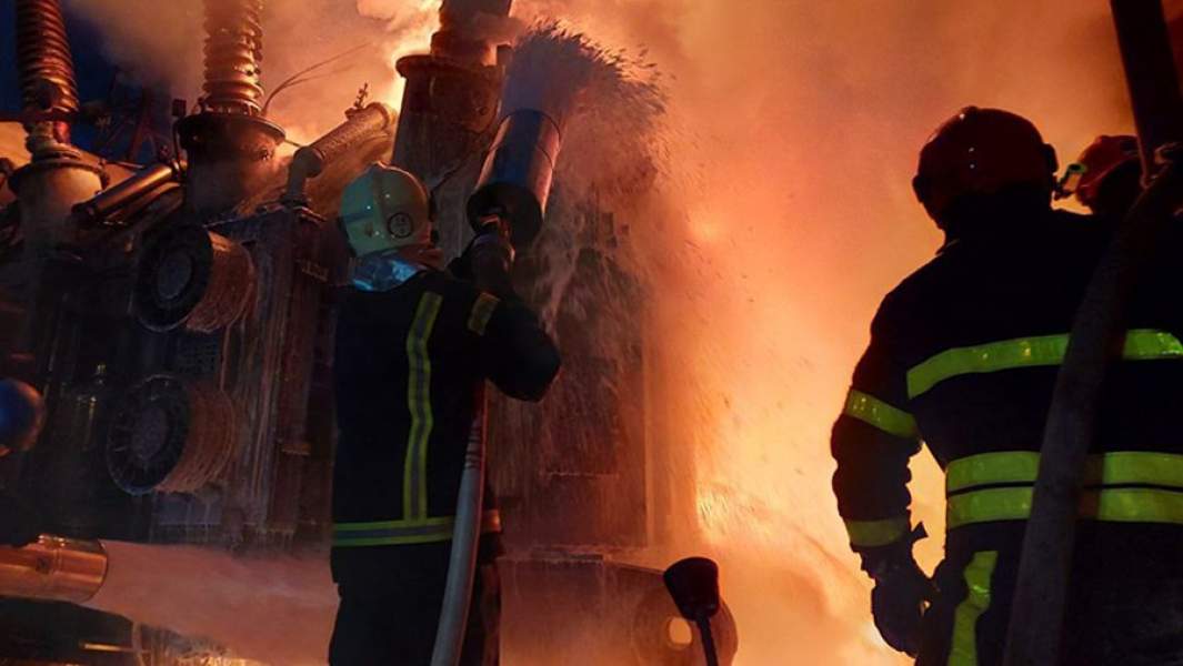 Сотрудники МЧС Украины ликвидируют пожар на одном из объектов критической инфраструктуры