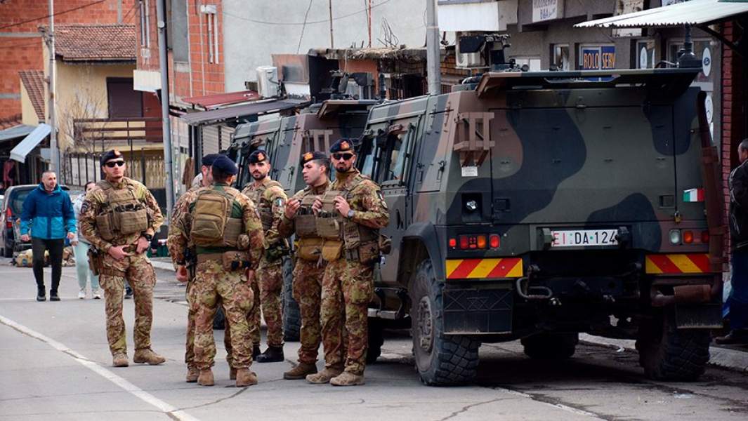 Солдаты патруля международных сил под руководством НАТО (KFOR)