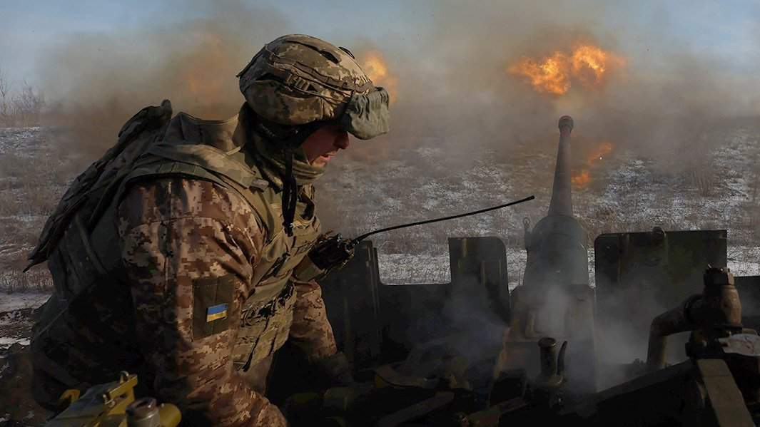 Украинские военные стреляют из зенитного орудия