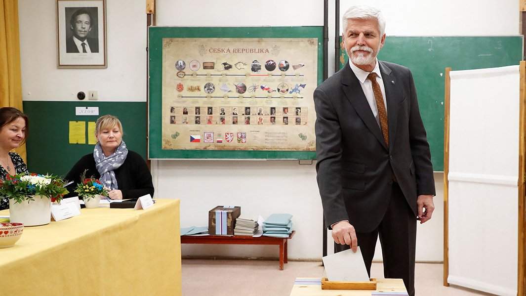 Петр Павел голосует во время второго тура президентских выборов в стране на избирательном участке в деревне Черноучек, Чешская Республика, 27 января 2023 г.