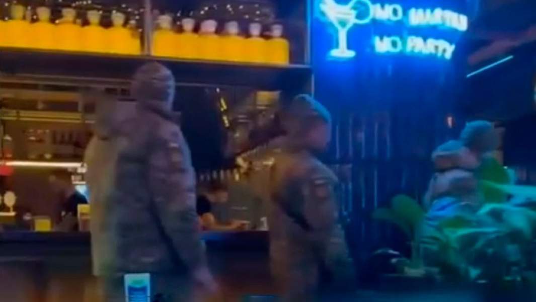 Военный патруль в баре