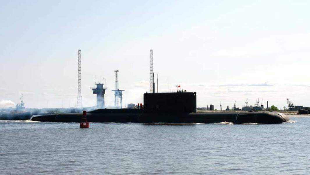 Дизель-электрическая подводная лодка Б-90 «Саров» выходит в море