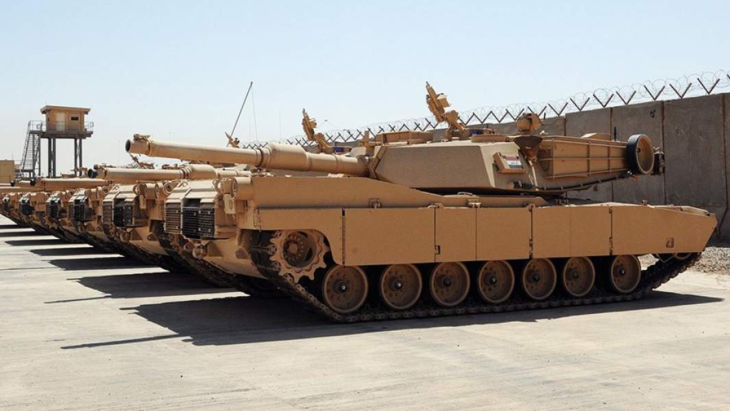 Танки M1A1 Abrams припаркованы на охраняемой территории Центра боевой подготовки Бесмайя, Ирак