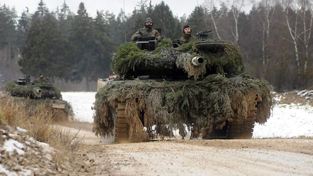 Танки Leopard 2A6 на полигоне Графенвер в Германии во время учений