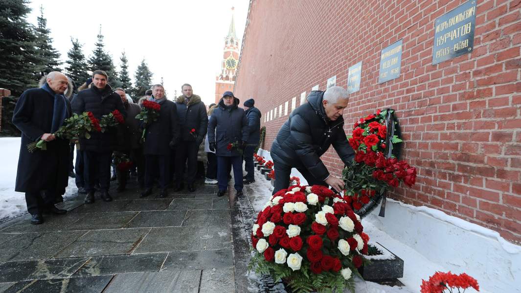 Возложение цветов к Кремлевской стене, где захоронен академик Курчатов