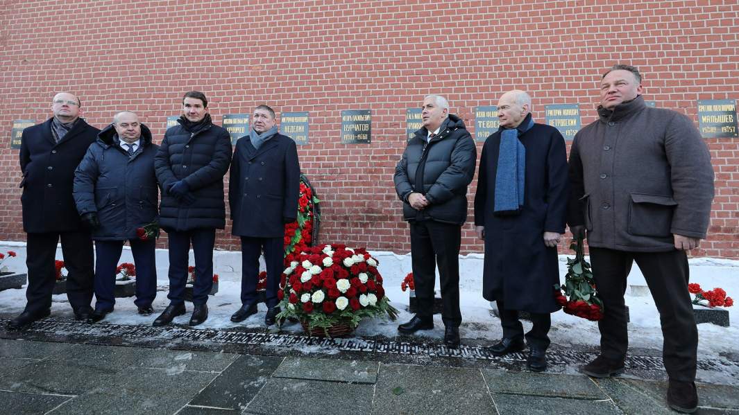 Возложение цветов к Кремлевской стене, где захоронен академик Курчатов