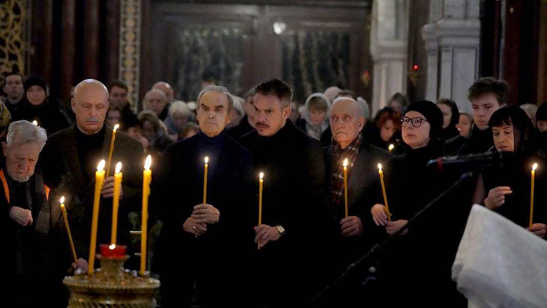 Муж Инны Чуриковой, режиссер Глеб Панфилов, и сын Инны Чуриковой, актер Иван Панфилов (в центре), на церемонии прощания с актрисой Инной Чуриковой в храме Христа Спасителя