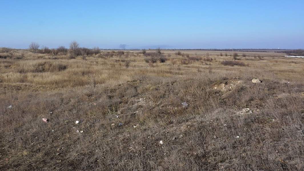 На горизонте видны вышки трех шахт Углегорска