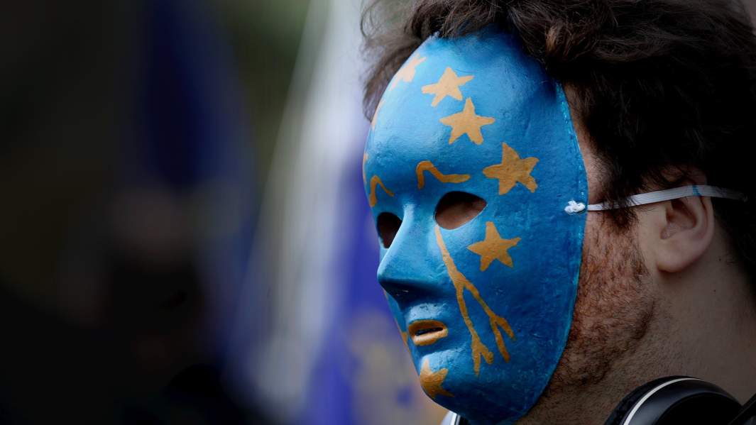 маска с флагом ЕС