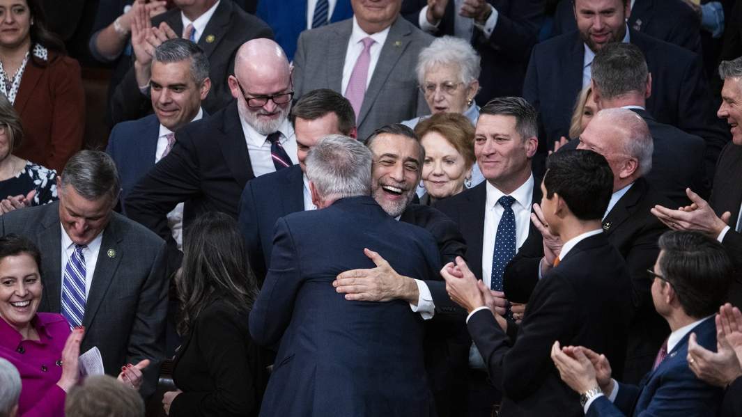 Члены партии республиканцев обнимаются после того, как Маккарти стал спикером на 15-м голосовании в субботу, 7 января 2023 года