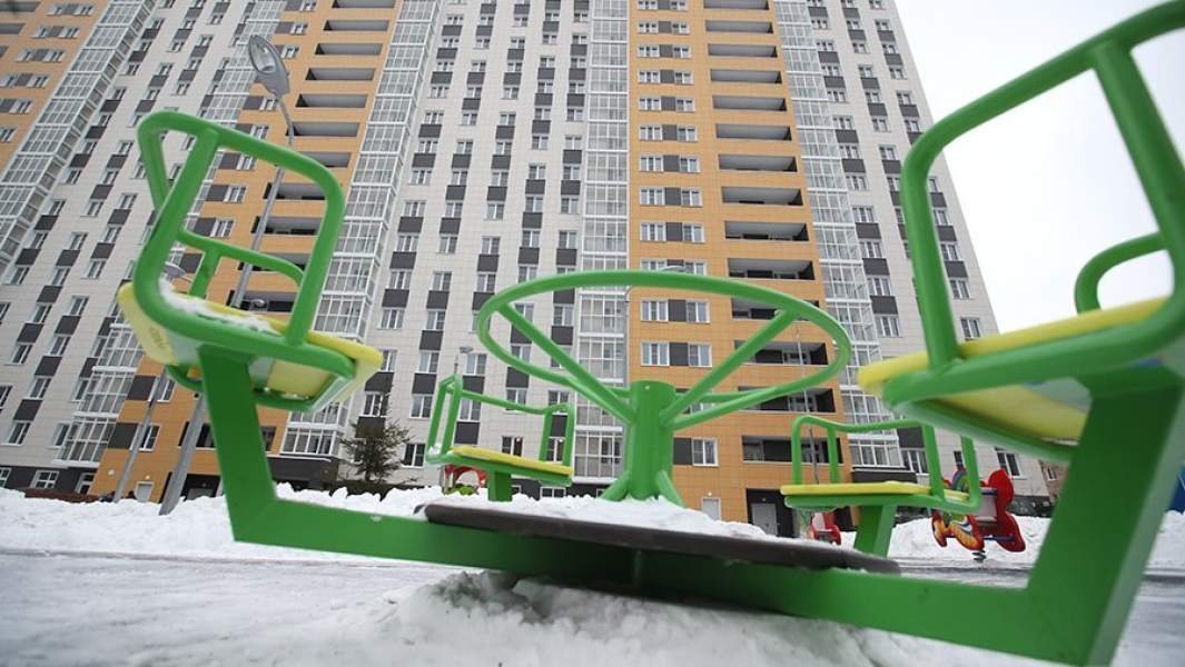 Новостройка и детская площадка