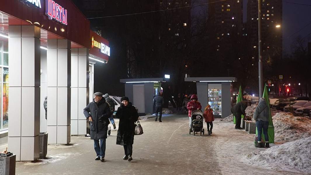 Жители Москвы прогуливаются мимо палаток