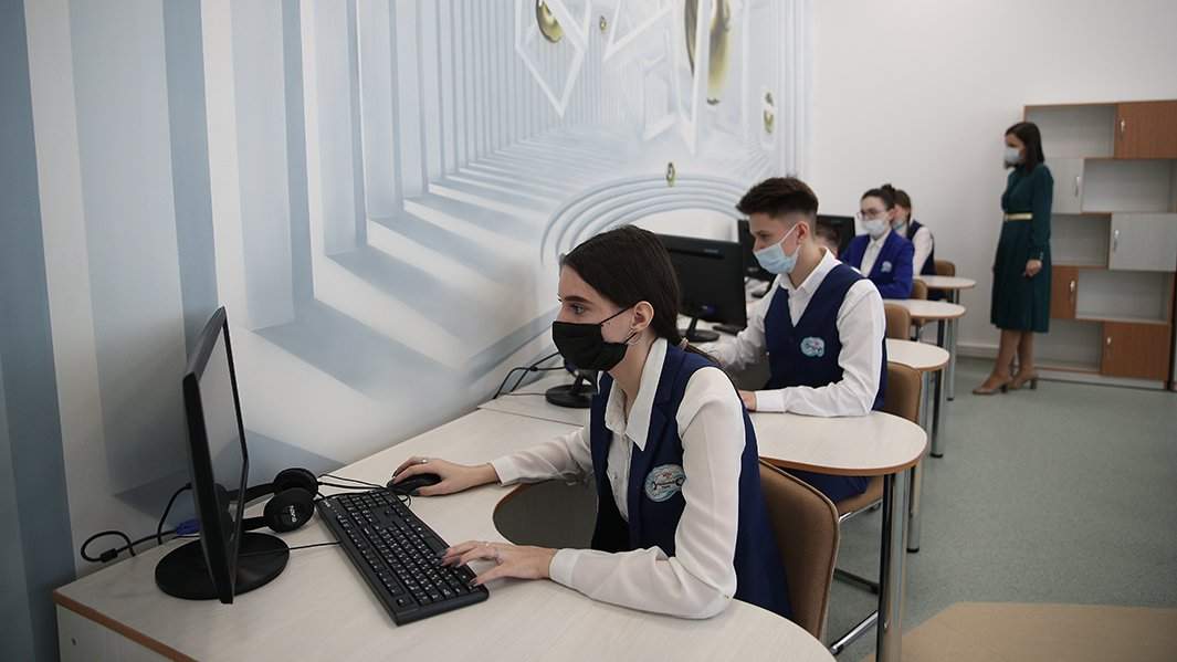 Школьники на уроке