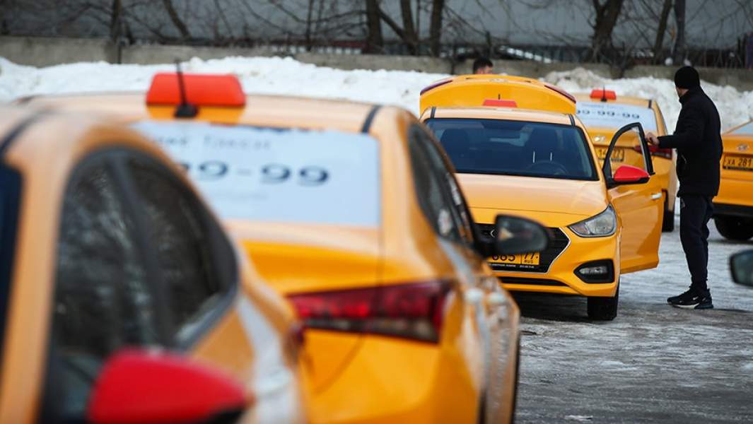 Автомобили такси на стоянке