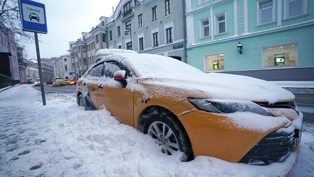 Автомобиль такси на стоянке