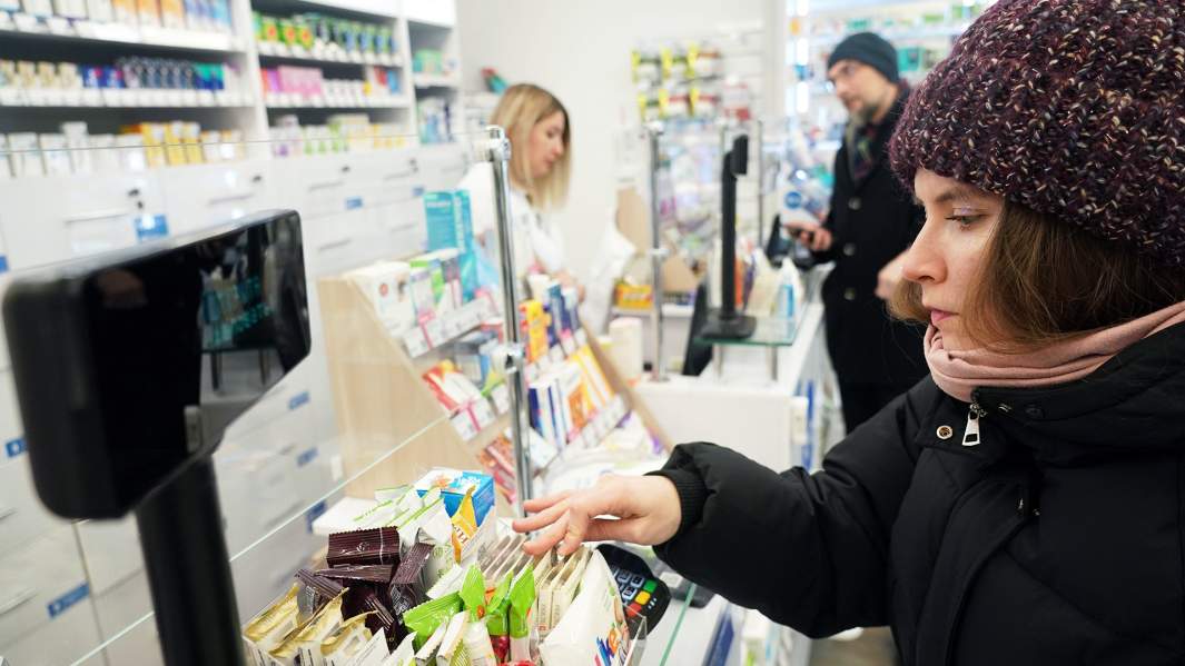 Покупательница в аптеке