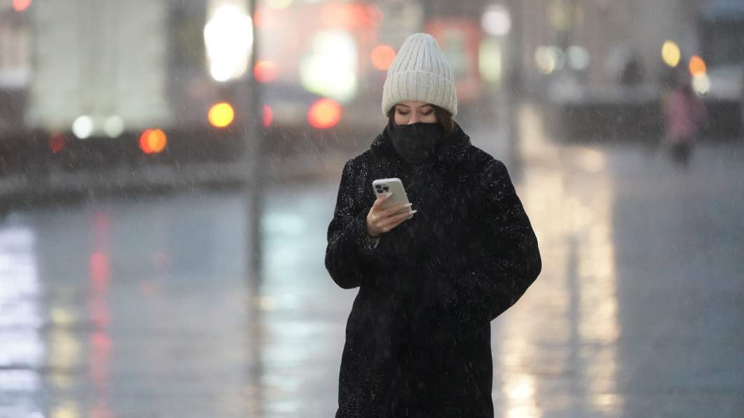 девушка с телефоном 