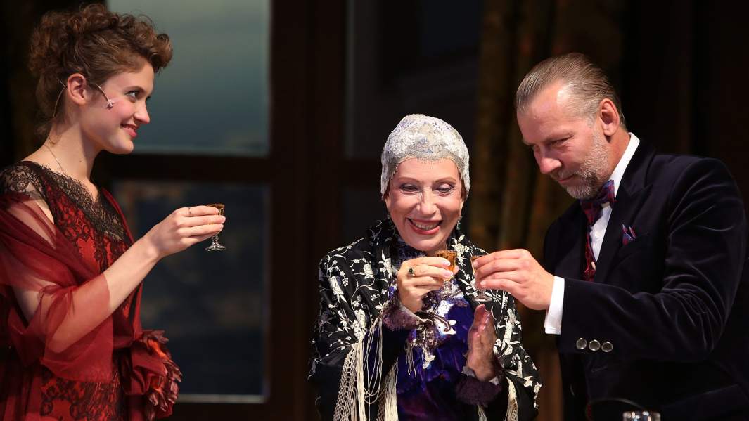 Сцена из спектакля «Ложь во спасение» в постановке театра «Современник»