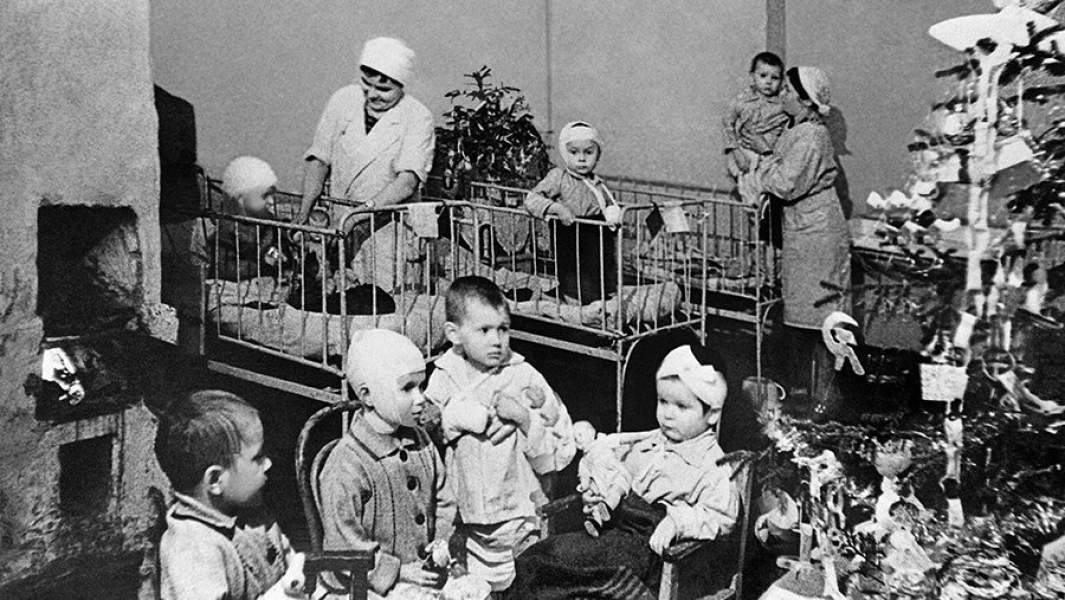 Празднование Нового года в детской больнице блокадного Ленинграда