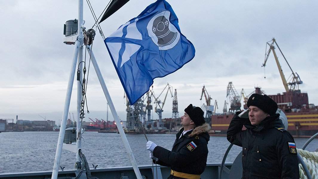 Церемония подъема флага на спасательном судне «Игорь Белоусов»