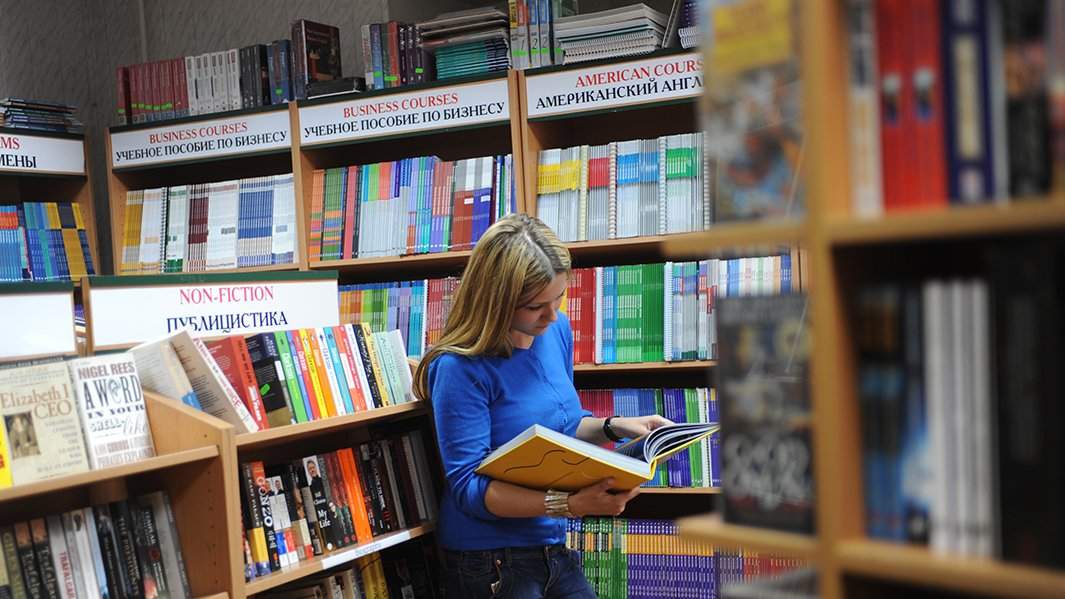 Девушка изучает английскую литературу