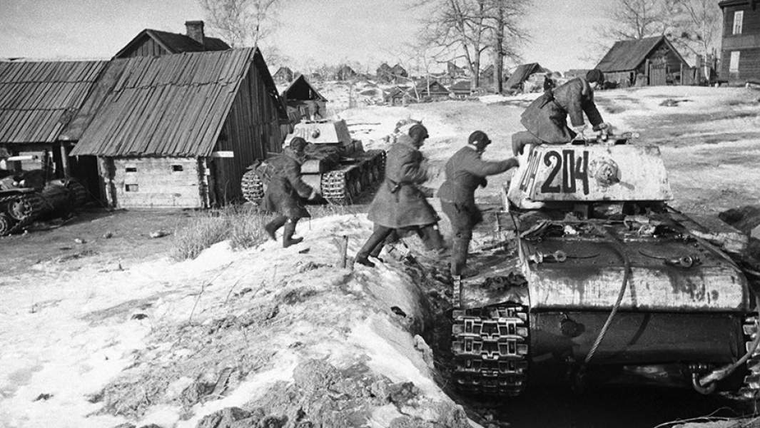 Танковая бригада готовится к бою в районе Синявино