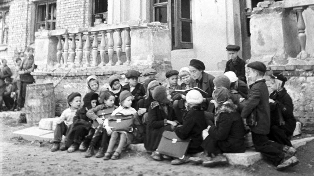 Урок на крыльце разрушенной немецкими обстрелами школы