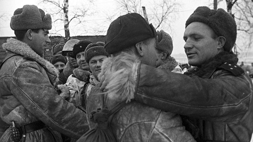 Встреча бойцов Волховского и Ленинградского фронтов в районе рабочего поселка № 1 во время операции по прорыву блокады Ленинграда