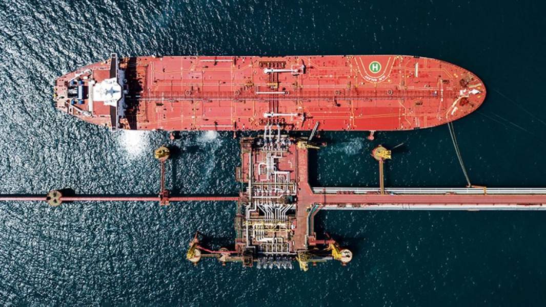 Нефтяной танкер у нефтеналивного терминала