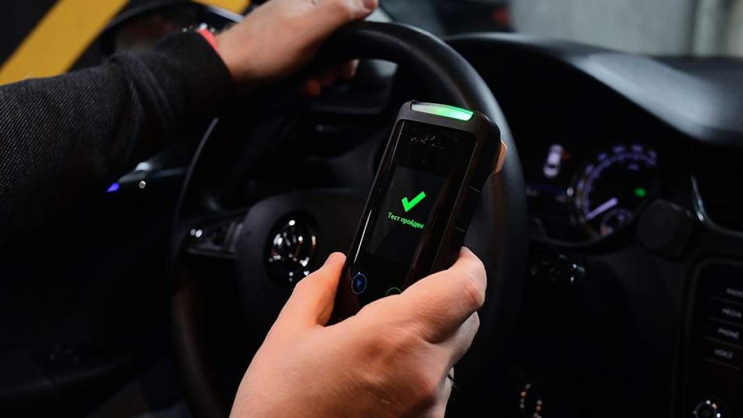 Водитель тестирует алкозамок