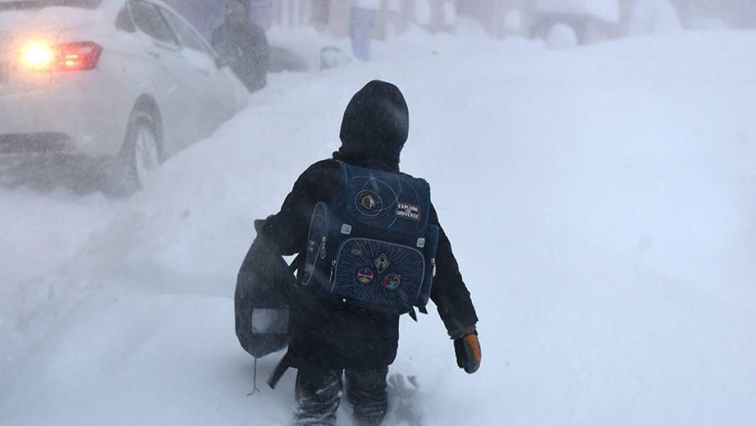 Школьник идет домой после занятий